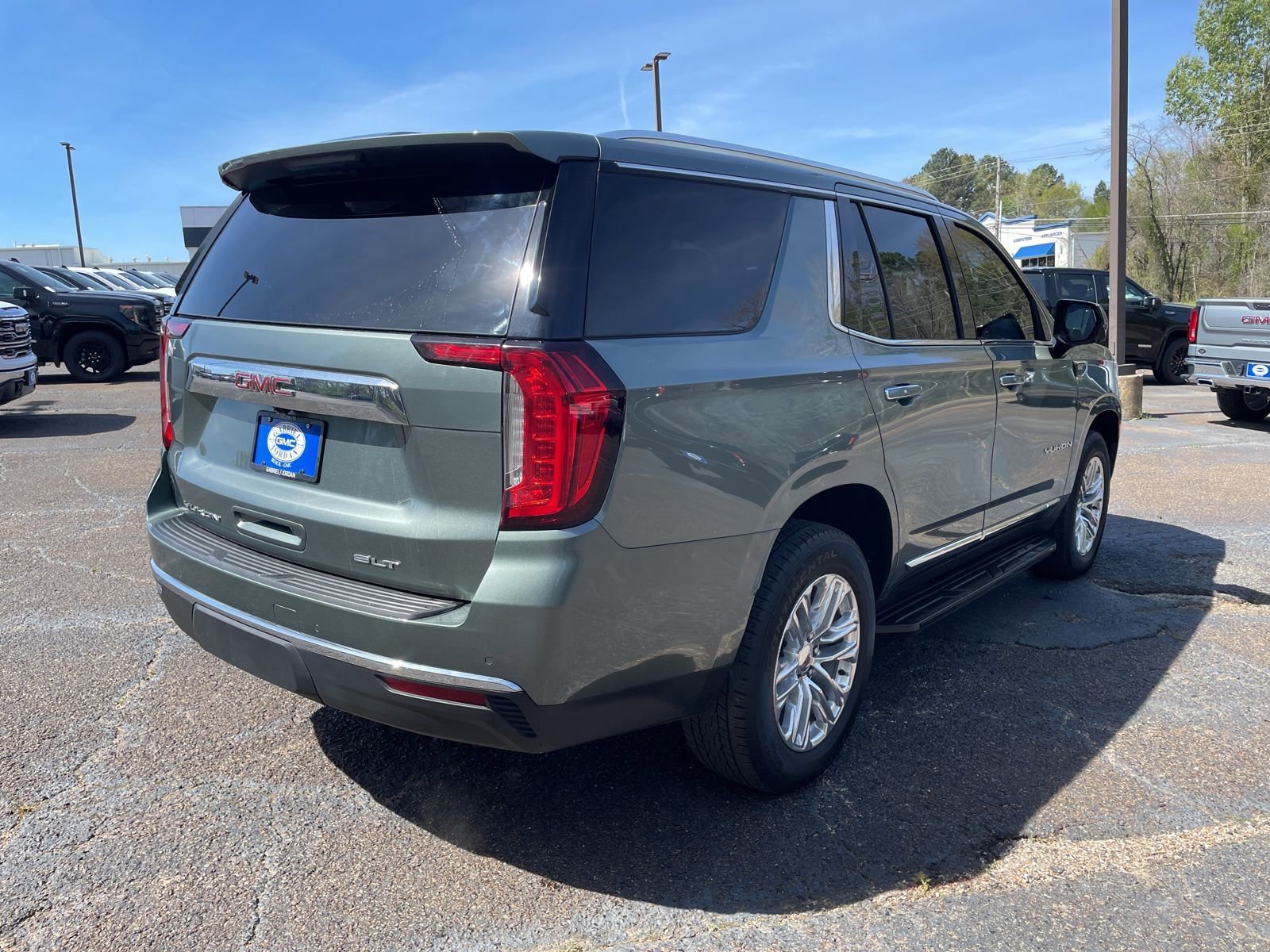 Used 2024 GMC Yukon SLT w/ SLT Luxury Package image 5