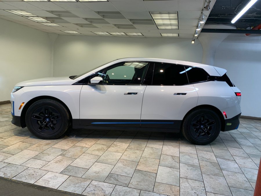 Used 2023 BMW iX xDrive50 w/ Premium Package AWD/4WD image 6