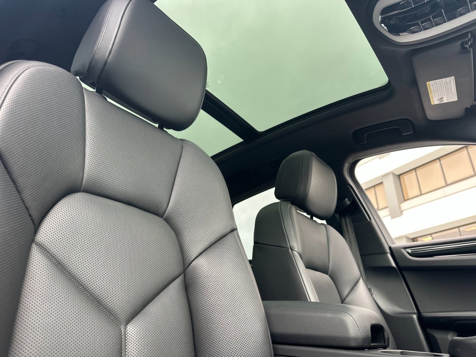 Used 2025 Porsche Macan image 17