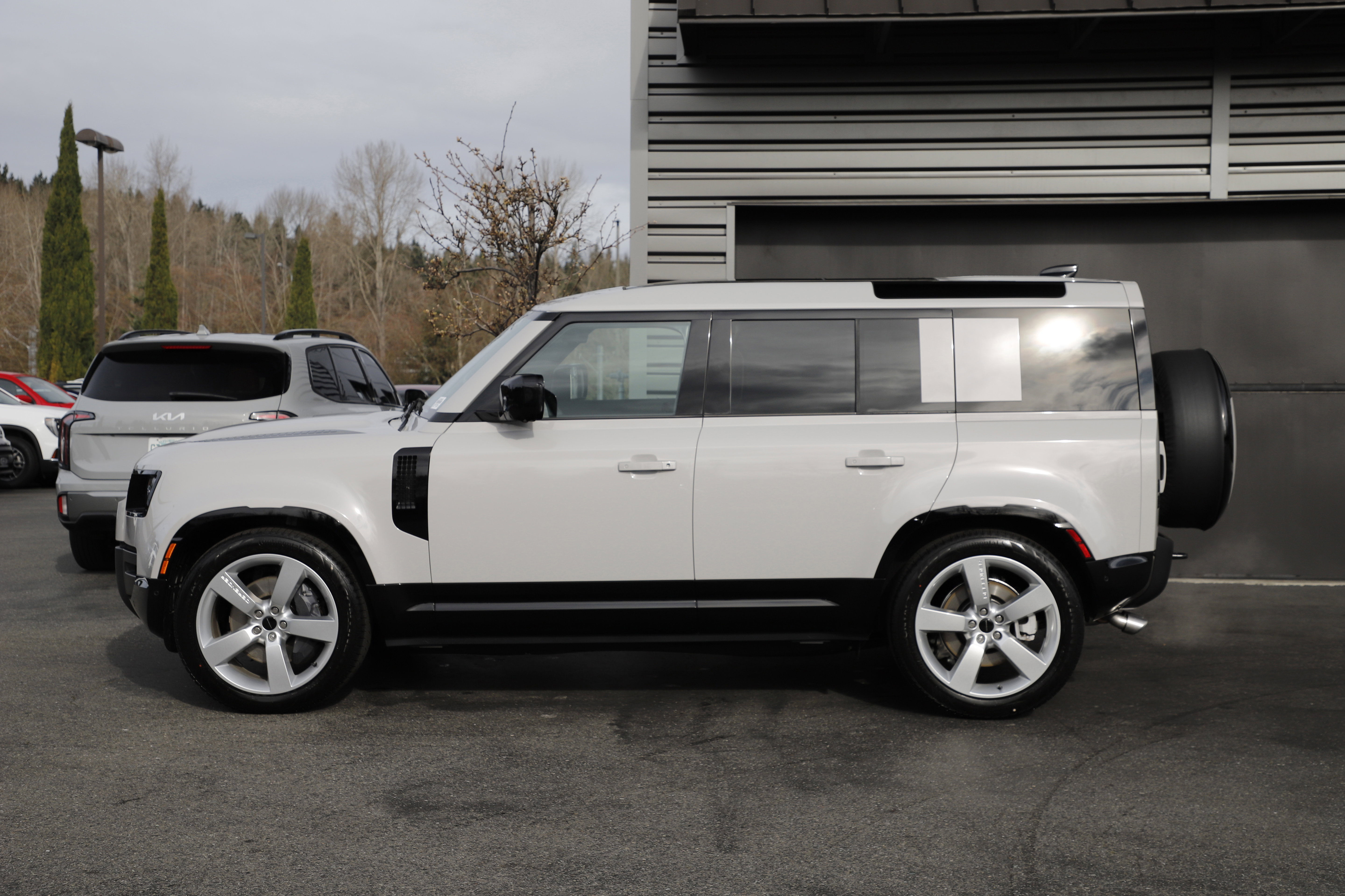 New 2026 Land Rover Defender 110 X-Dynamic SE image 7