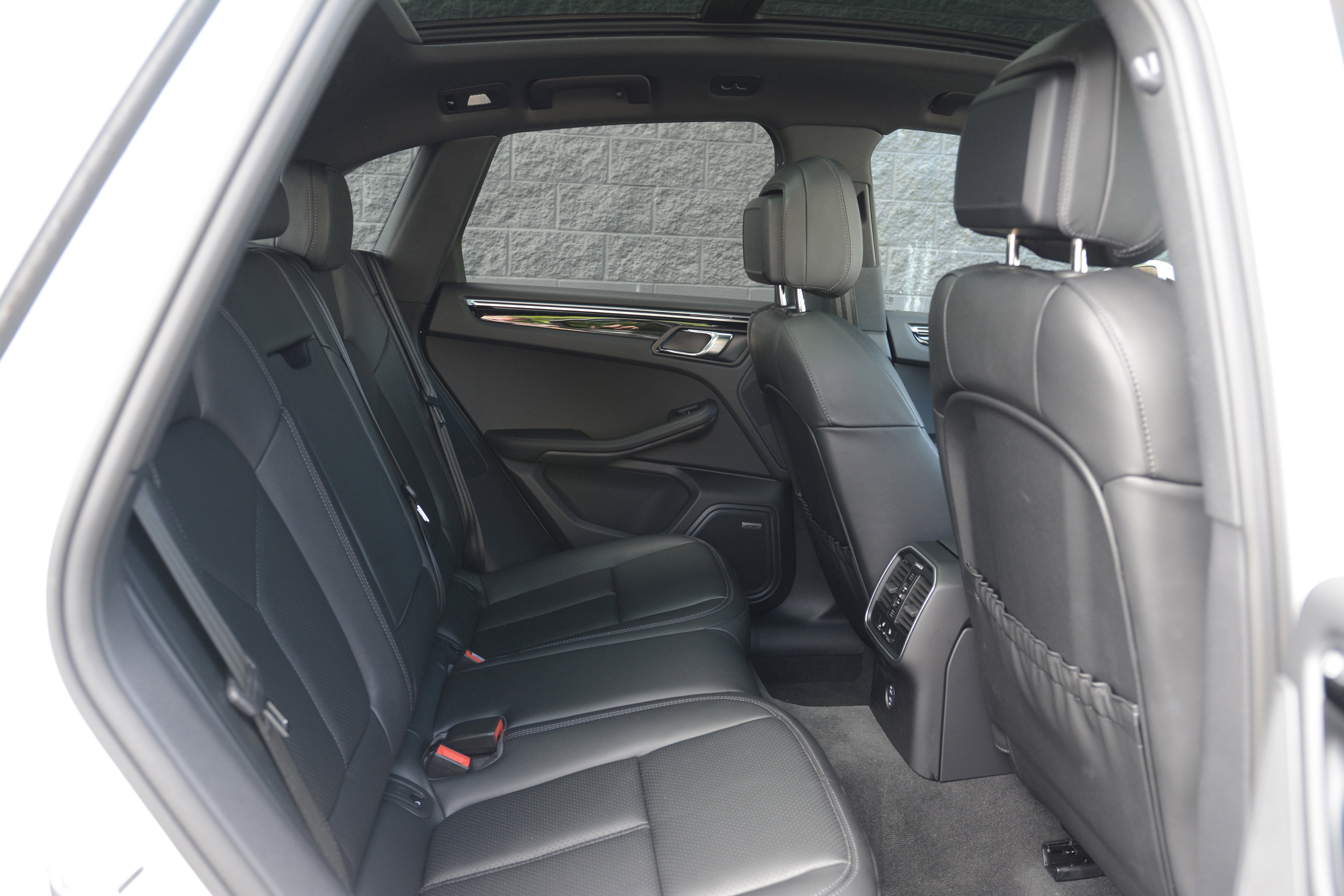 Certified 2026 Porsche Macan AWD/4WD image 33