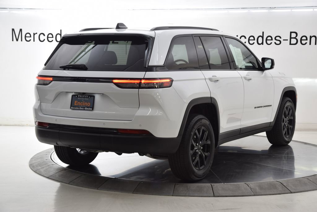 Used 2024 Jeep Grand Cherokee Altitude RWD image 5