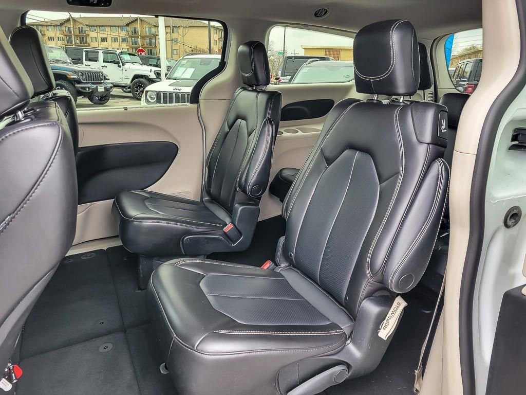 Used 2023 Chrysler Pacifica Touring-L image 9