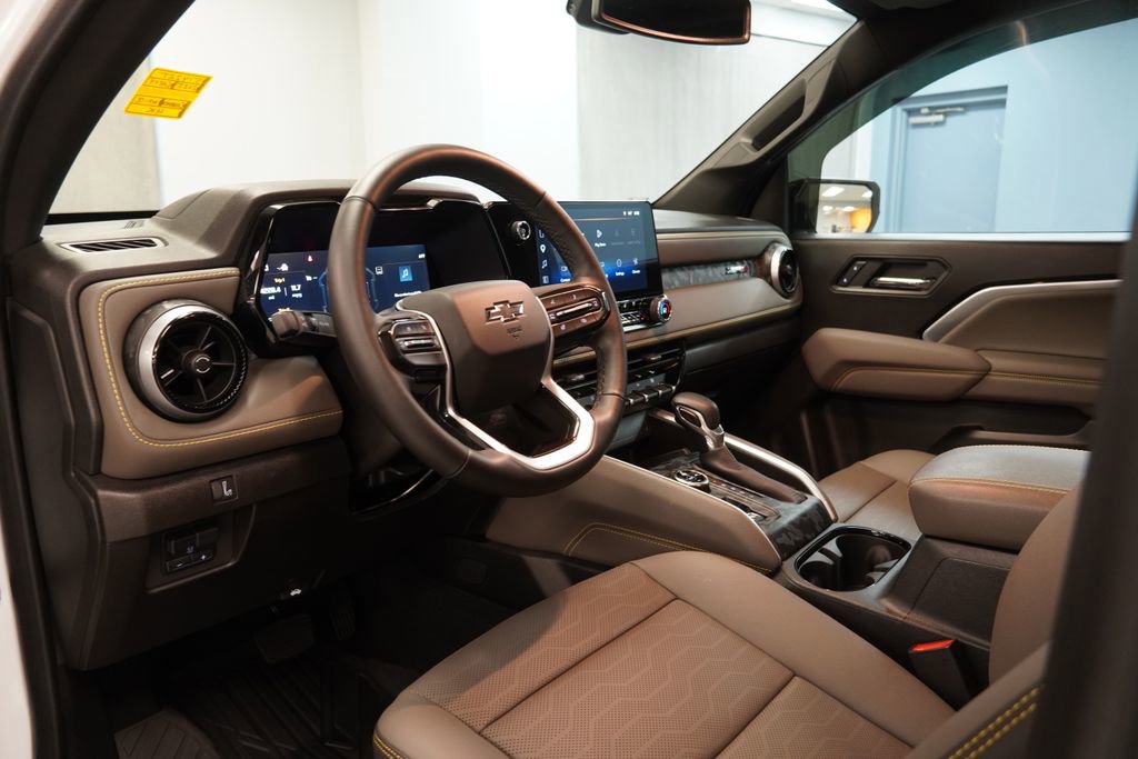 Used 2025 Chevrolet Colorado ZR2 w/ Technology Package AWD/4WD image 7