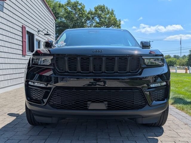 Used 2024 Jeep Grand Cherokee Limited w/ Black Appearance Package AWD/4WD image 3