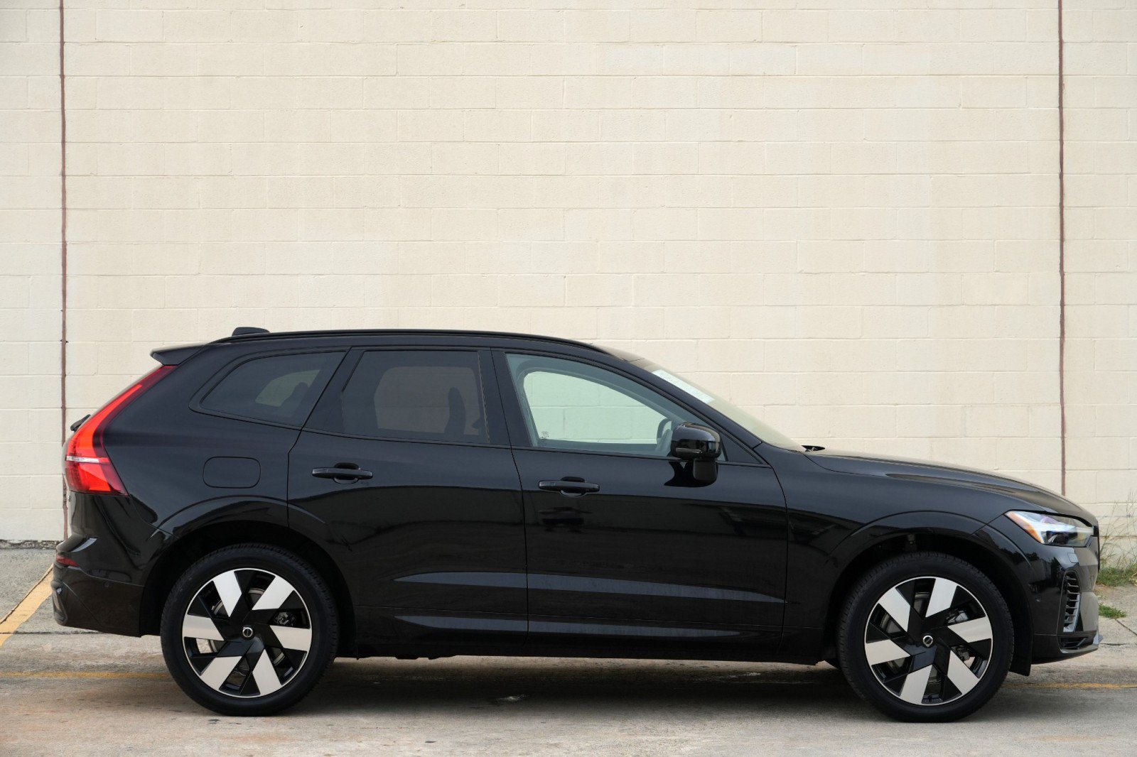 Used 2025 Volvo XC60 T8 Plus w/ Protection Package Premier AWD/4WD image 55