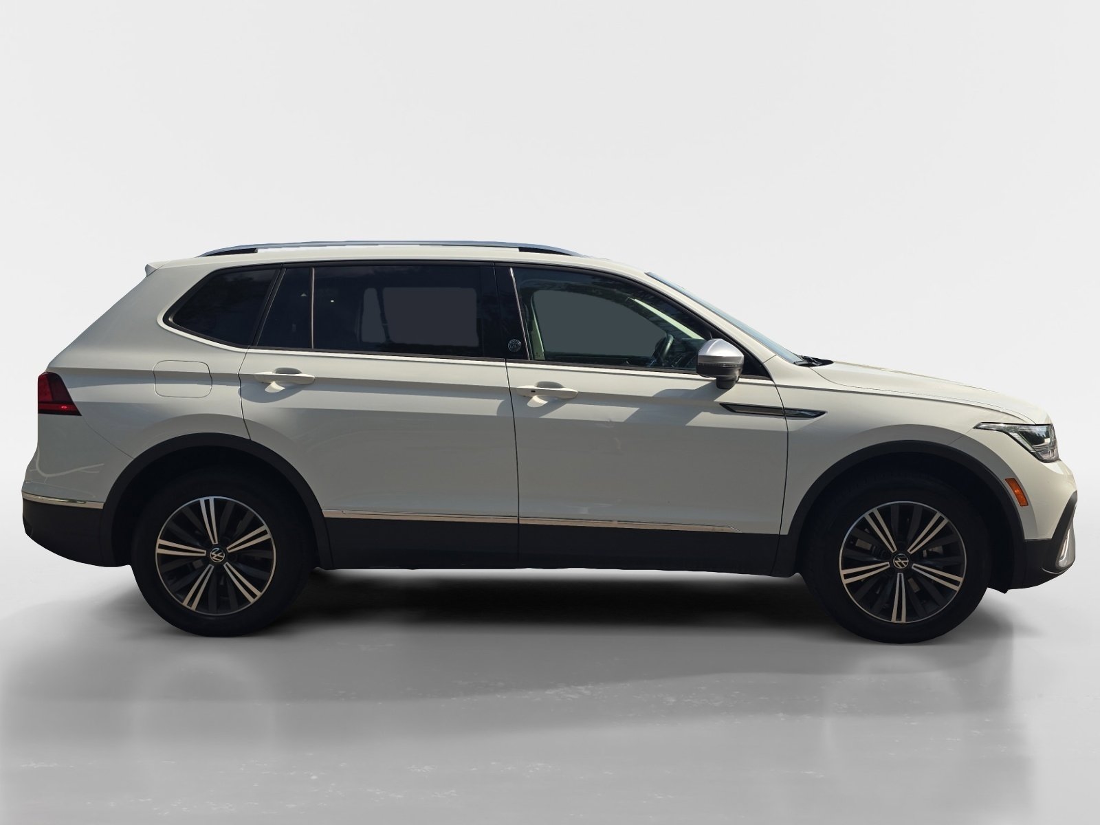 Used 2024 Volkswagen Tiguan Wolfsburg Edition AWD/4WD image 6