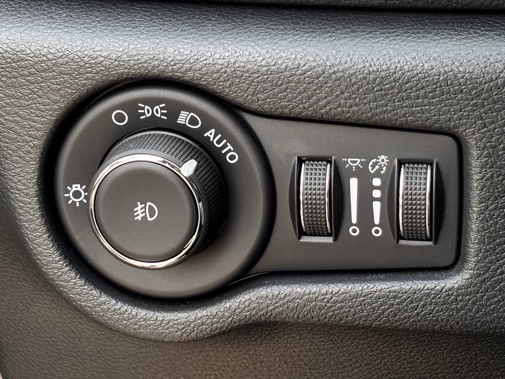 Used 2025 Chrysler Pacifica Limited FWD image 20