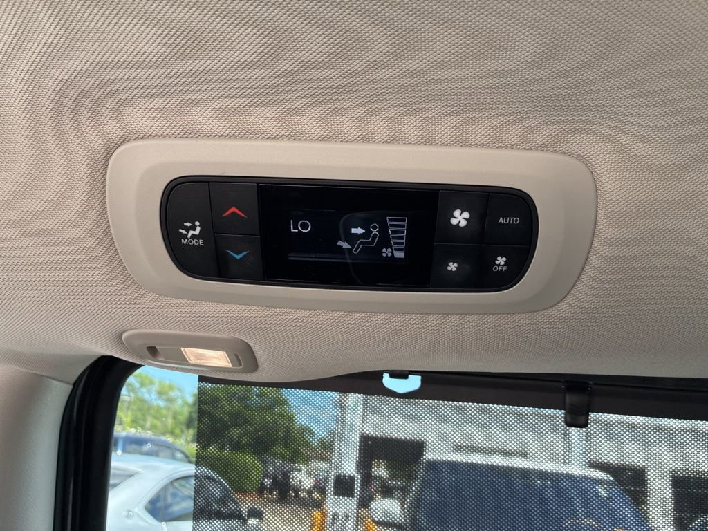 Used 2023 Chrysler Pacifica Limited FWD image 18