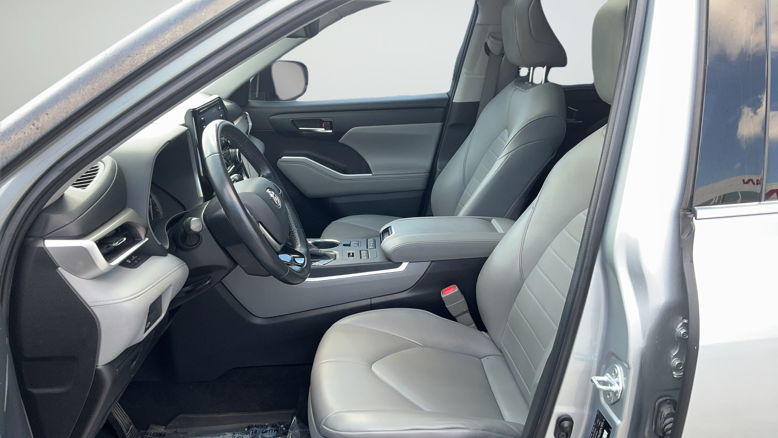 Used 2021 Toyota Highlander XLE AWD/4WD image 40