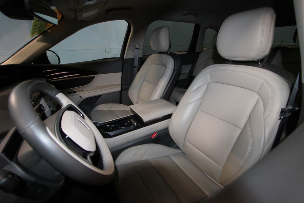 Used 2025 Lincoln Nautilus Premier image 4