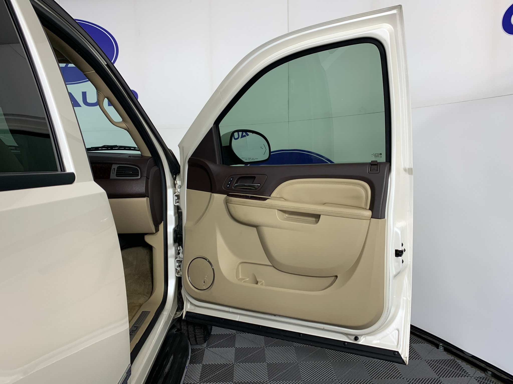 Used 2014 GMC Yukon Denali RWD image 37