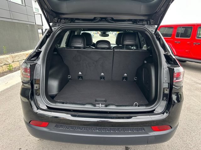 Used 2024 Jeep Compass Latitude w/ Sun and Sound Group AWD/4WD image 9