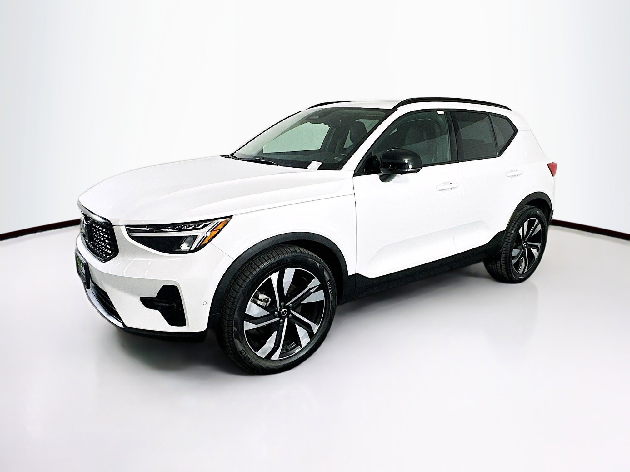 Used 2025 Volvo XC40 B5 Plus image 3