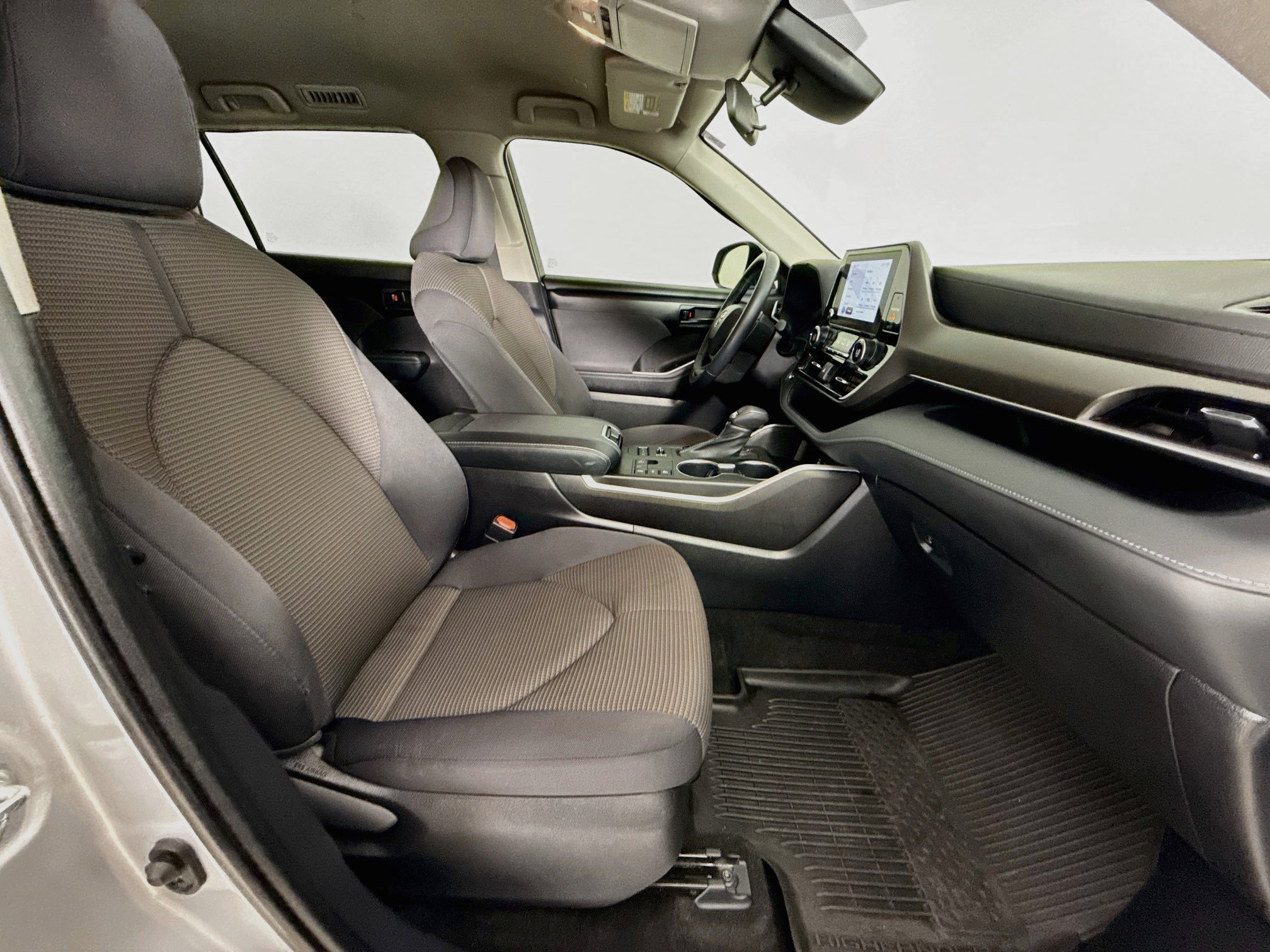 Used 2023 Toyota Highlander LE AWD/4WD image 29