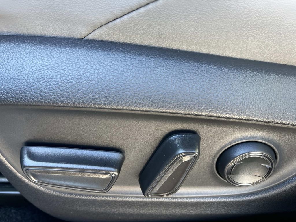 Used 2024 Toyota Venza XLE image 30