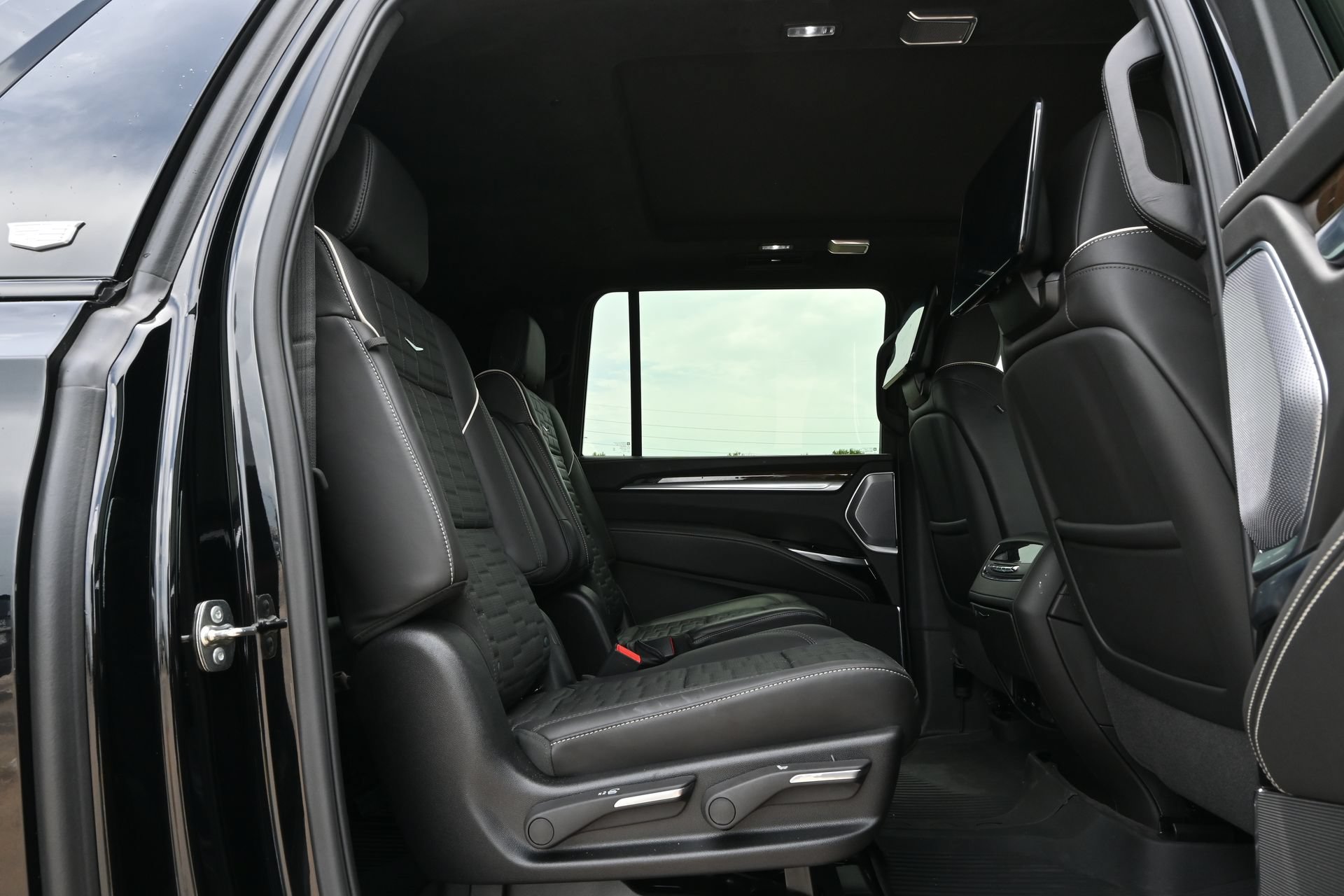 Certified 2026 Cadillac Escalade ESV Platinum Sport w/ LPO, ONYX Package AWD/4WD image 23
