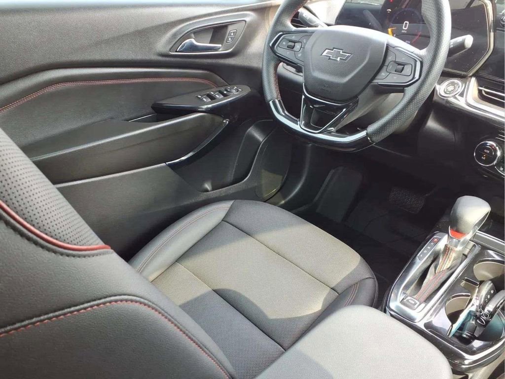 Used 2025 Chevrolet Trax RS w/ Sunroof Package FWD image 9