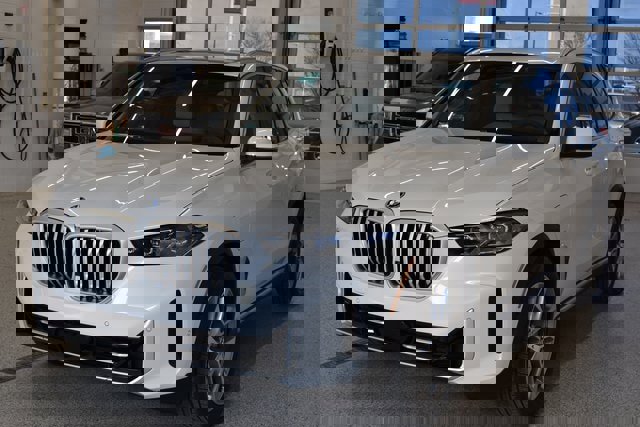 New 2026 BMW X5 xDrive50e image 3