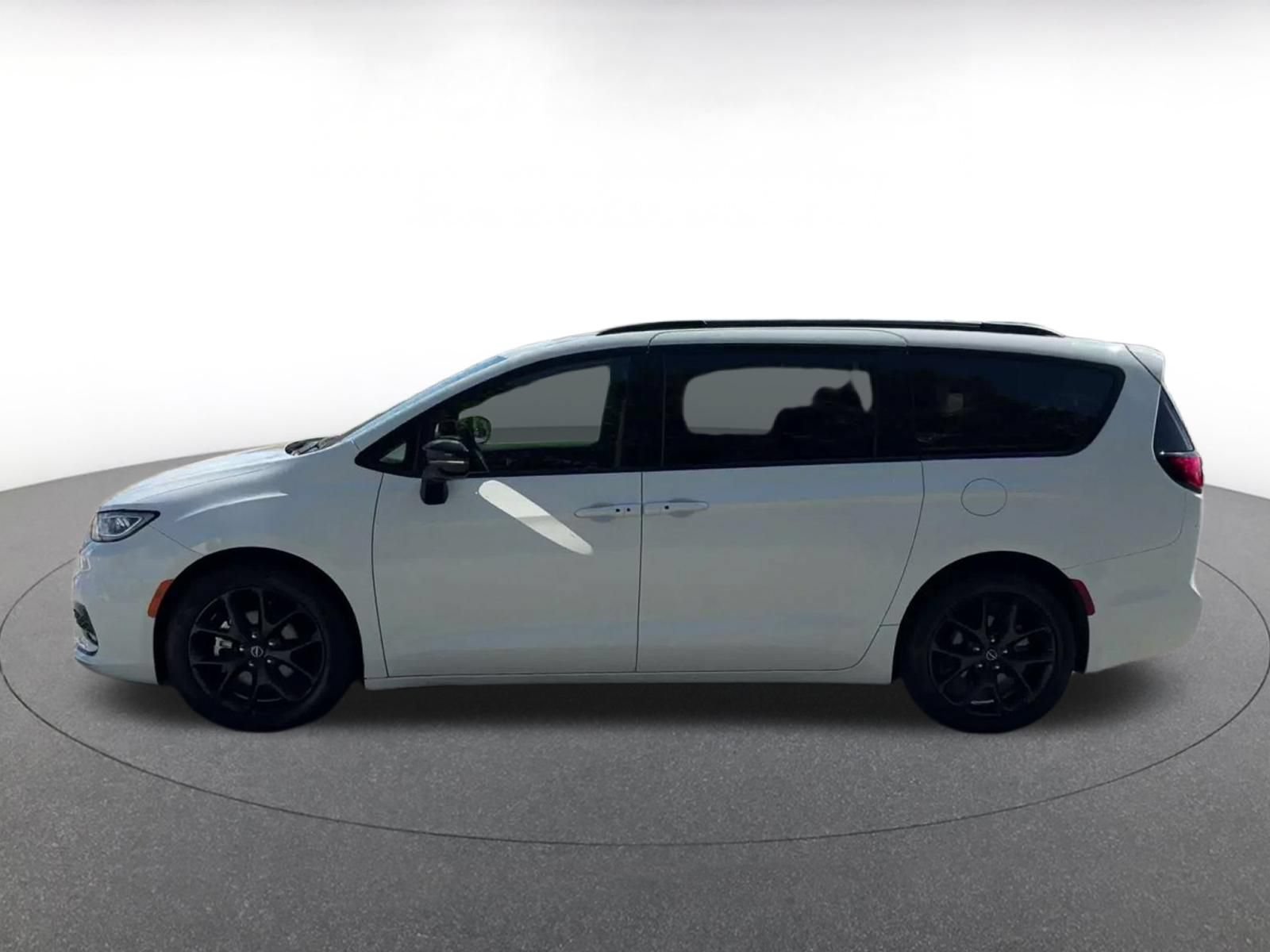 Used 2025 Chrysler Pacifica Limited FWD image 8
