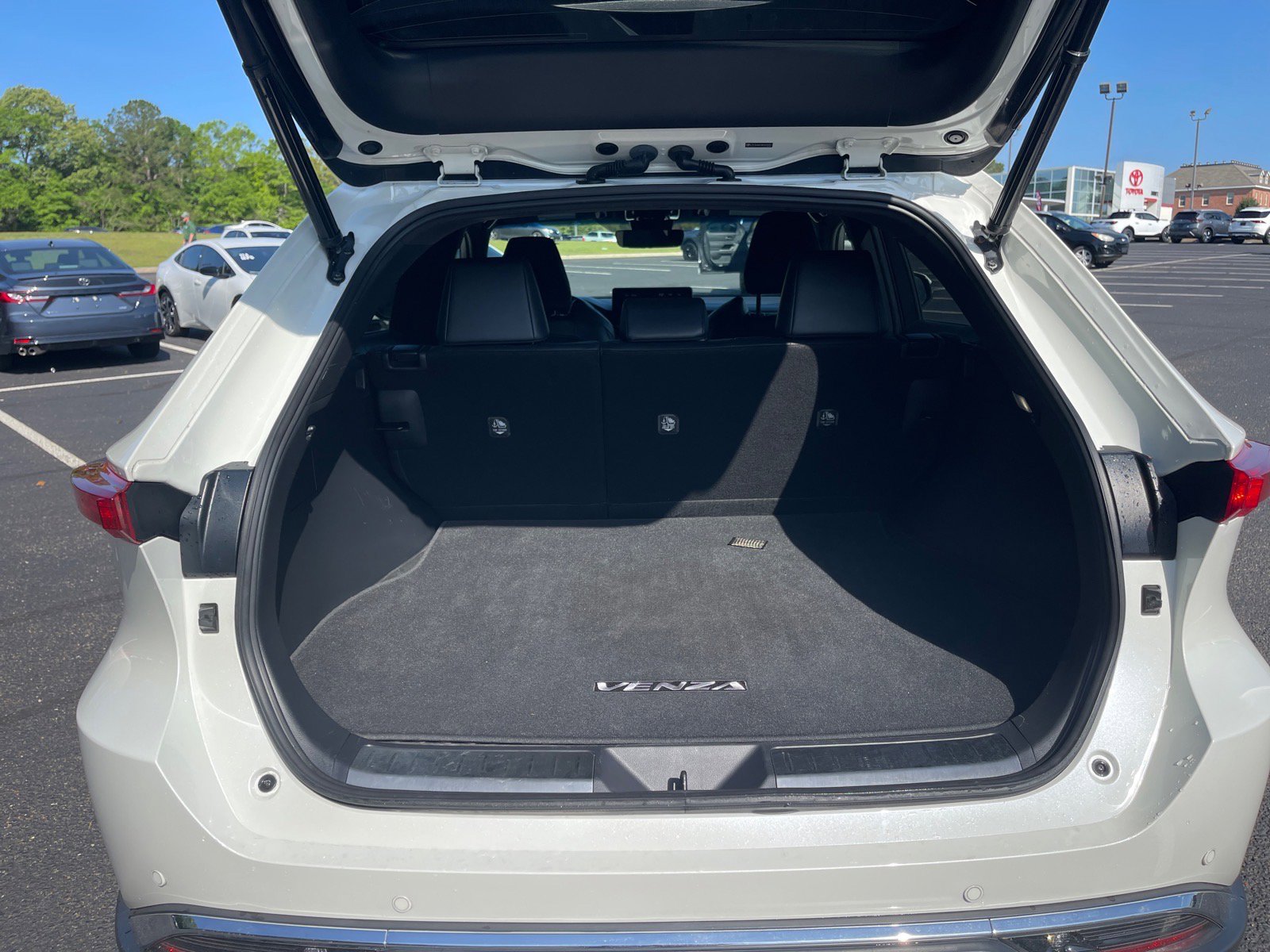 Used 2021 Toyota Venza XLE w/ Softex Package image 16