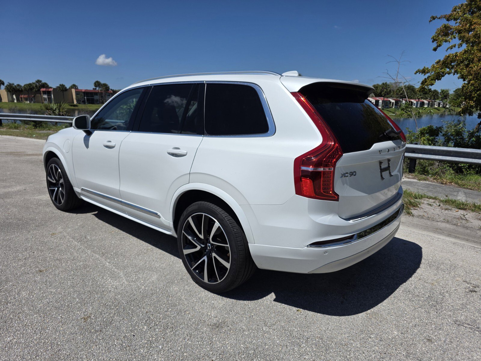 Used 2022 Volvo XC90 T8 Inscription Expression w/ Advanced Package AWD/4WD image 2