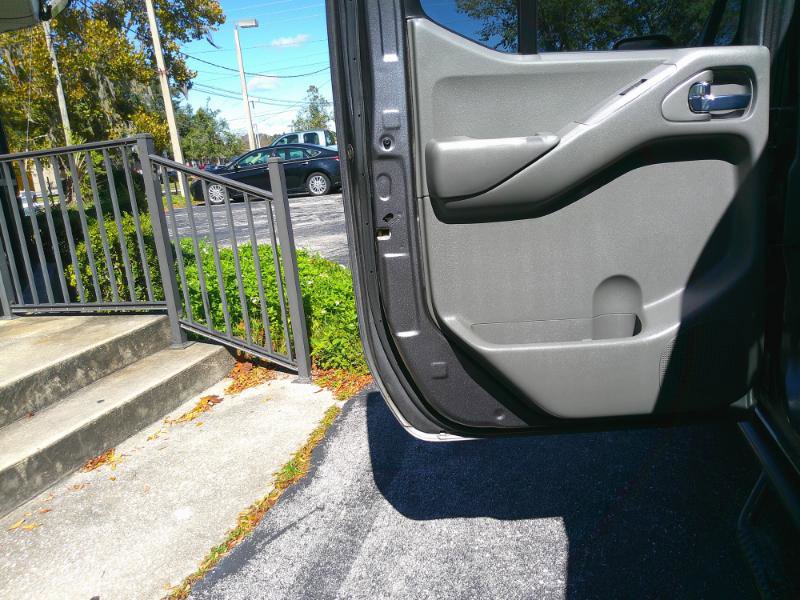 Used 2016 Nissan Frontier SV image 24