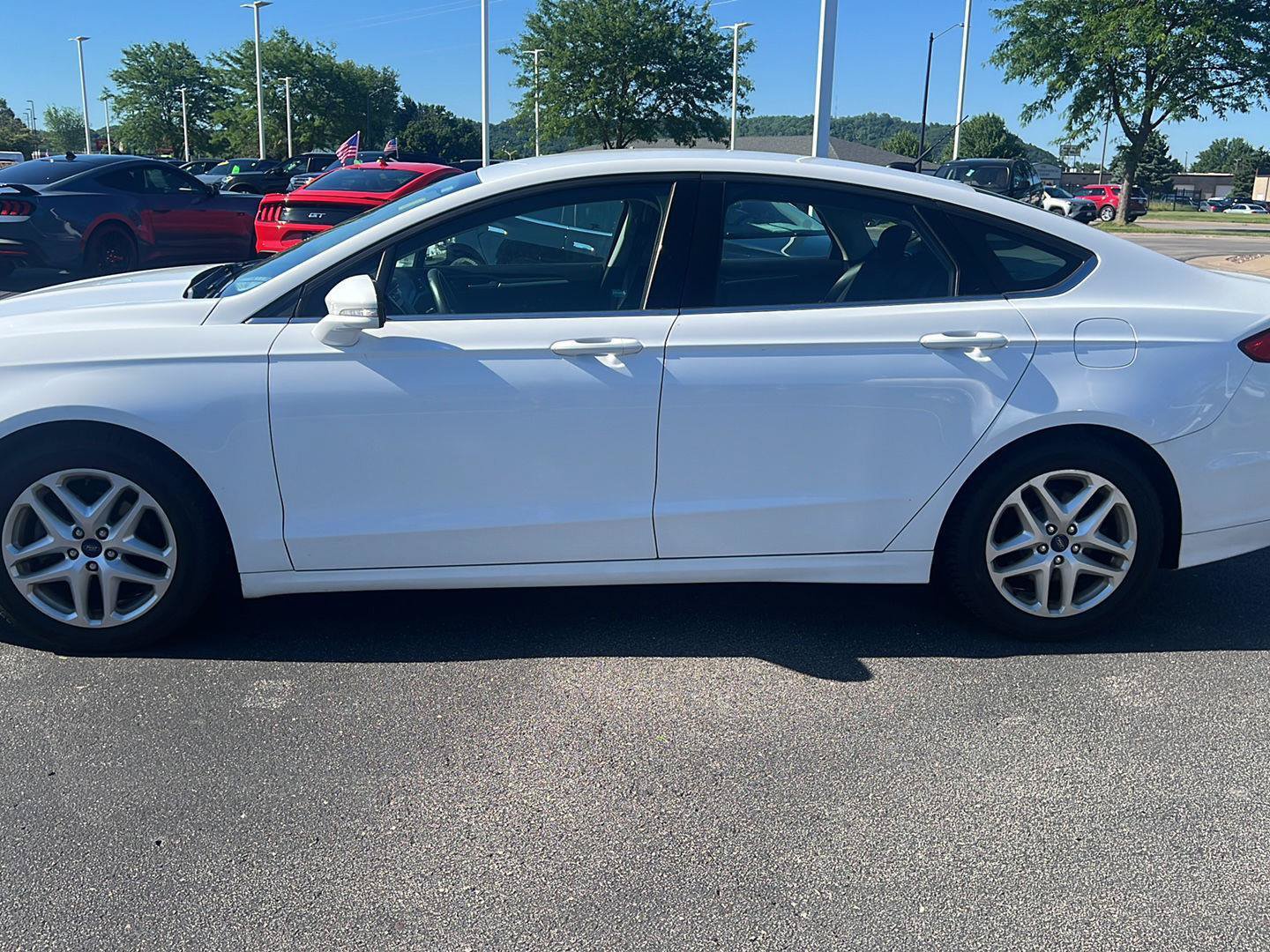 Used 2015 Ford Fusion SE FWD image 11