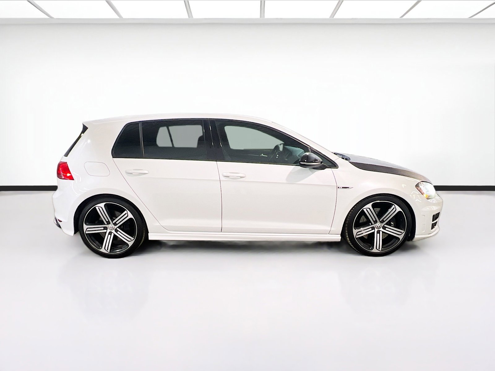Used 2016 Volkswagen Golf R 4-Door image 24