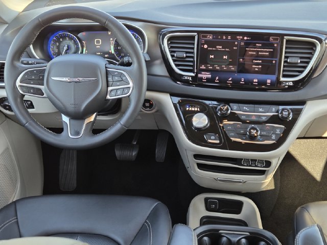 Used 2024 Chrysler Pacifica Touring-L FWD image 27