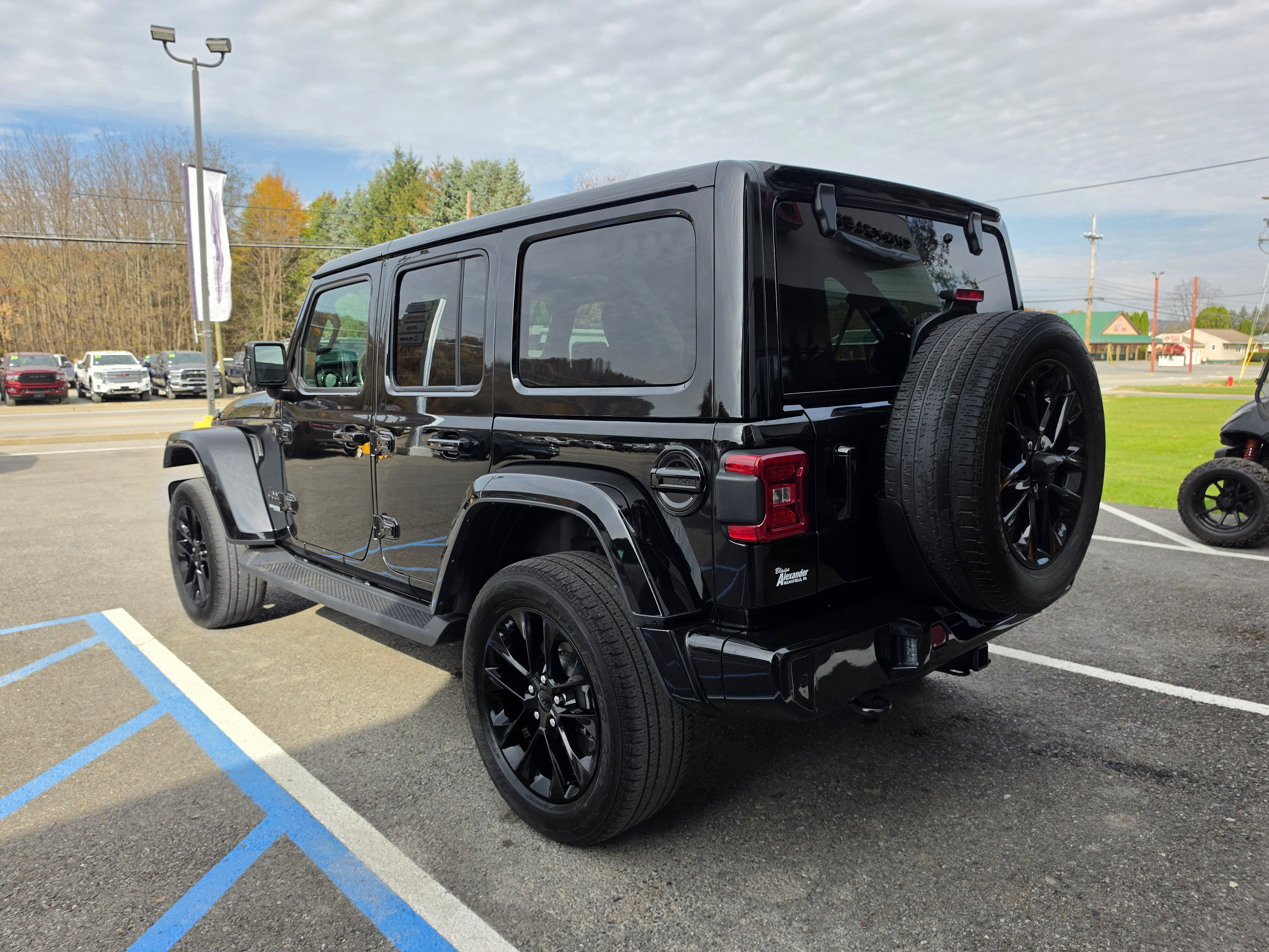 Used 2021 Jeep Wrangler Unlimited Sahara AWD/4WD image 6