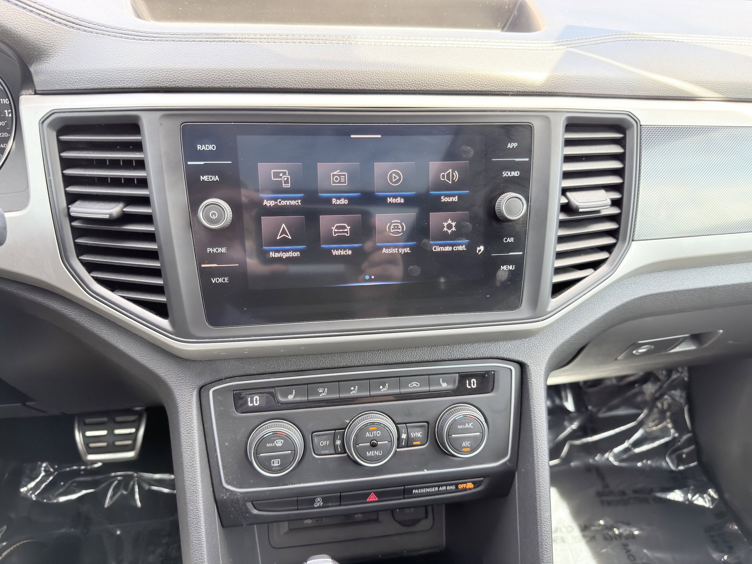 Used 2021 Volkswagen Atlas Cross Sport SE w/ Panoramic Sunroof Package FWD image 30