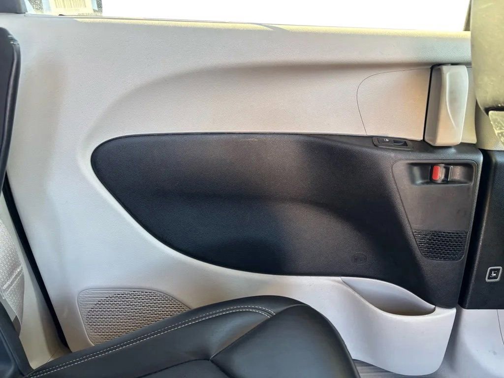 Used 2024 Chrysler Pacifica Touring-L image 23