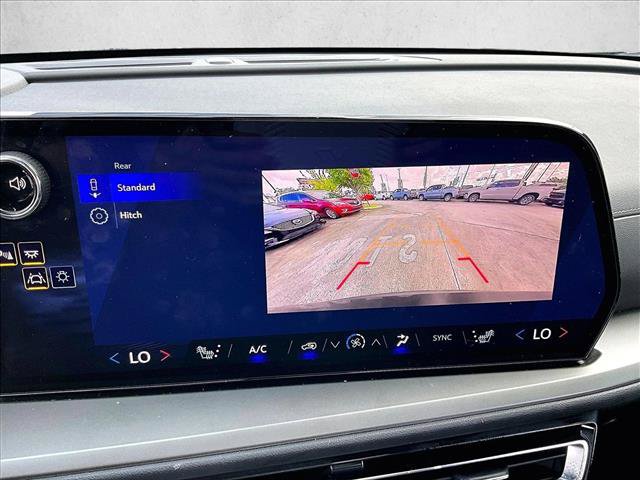 Used 2025 Chevrolet Traverse LT FWD image 23
