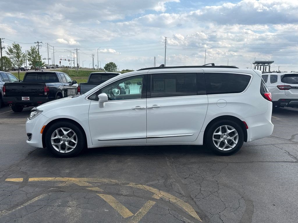 Used 2017 Chrysler Pacifica Touring-L w/ Tire & Wheel Group FWD image 8