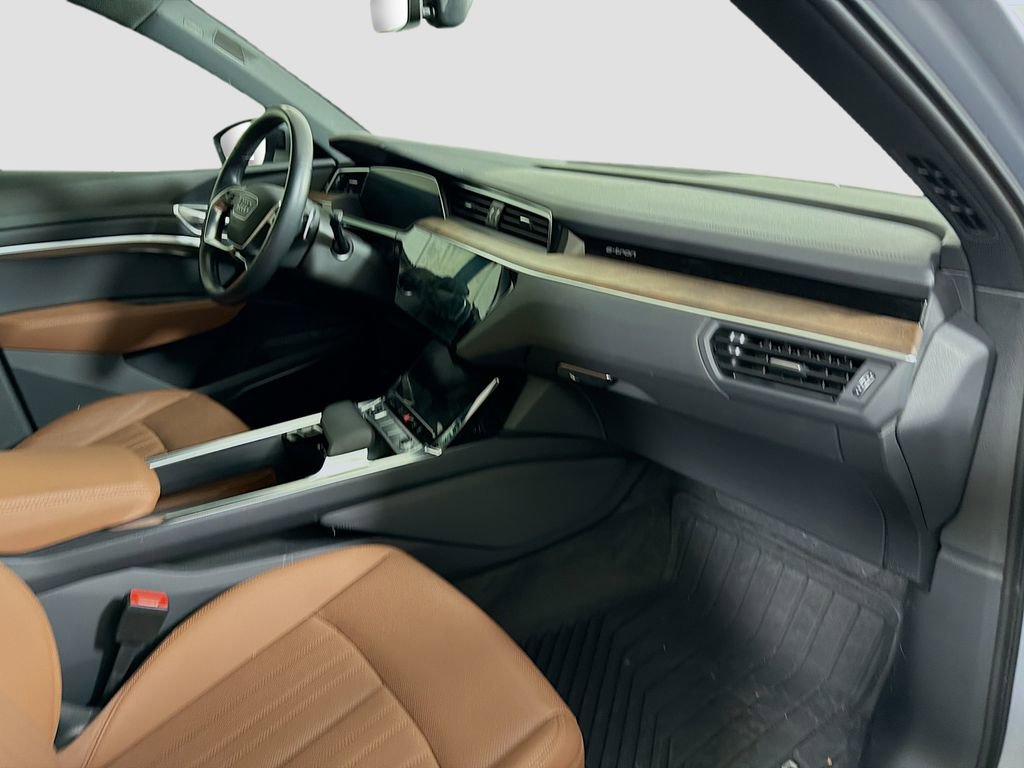 Used 2022 Audi e-tron Premium Plus image 32