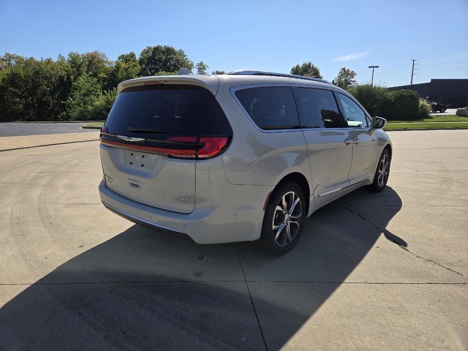 Used 2021 Chrysler Pacifica Pinnacle AWD/4WD image 3