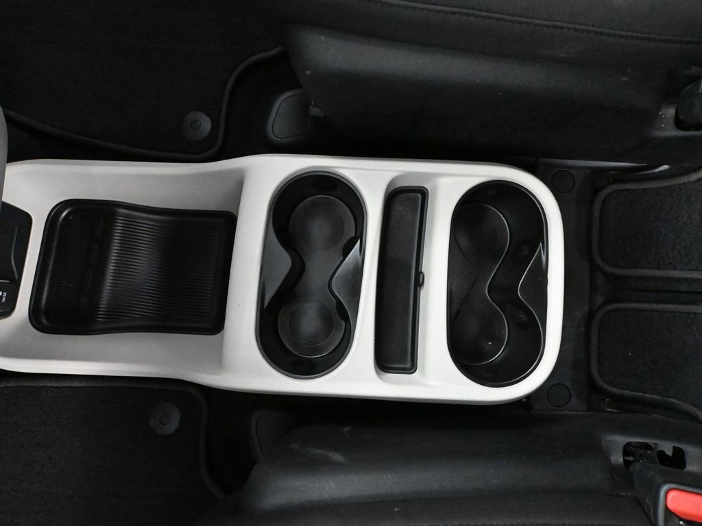 Used 2021 Chrysler Voyager LX image 33