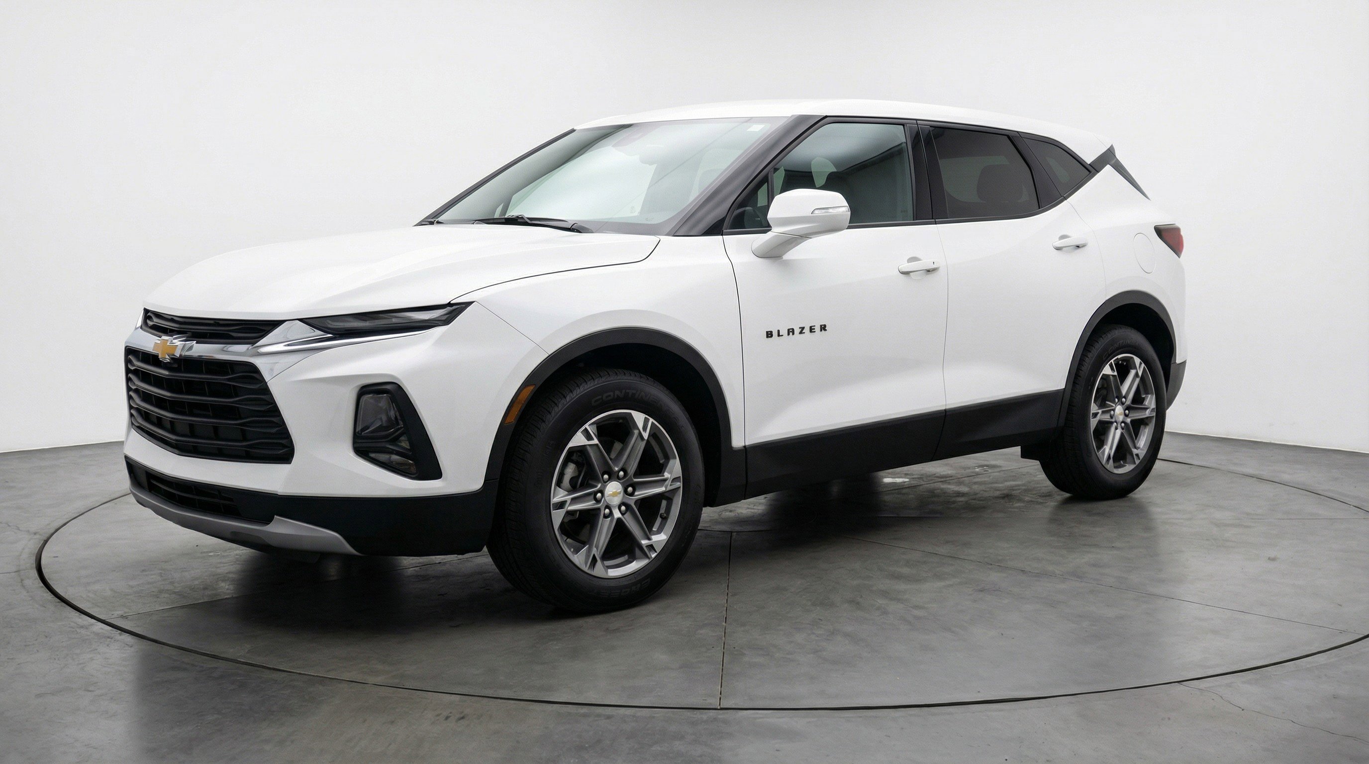 Used 2025 Chevrolet Blazer LT image 3