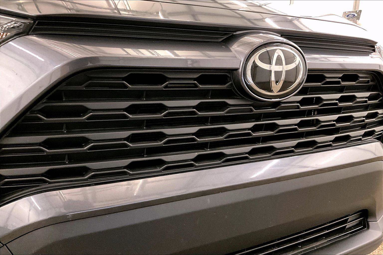 Used 2020 Toyota RAV4 LE w/ All Weather Liner Package image 29