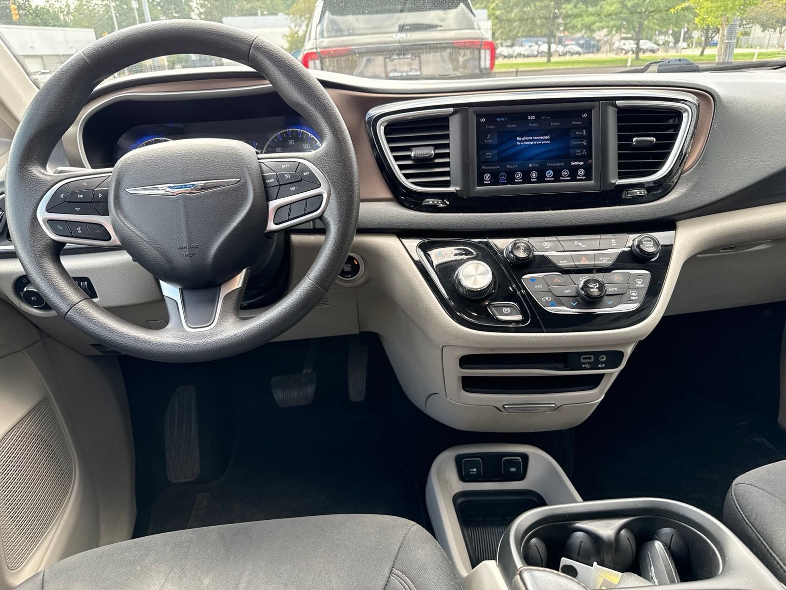 Used 2018 Chrysler Pacifica Touring Plus w/ Tire & Wheel Group FWD image 16