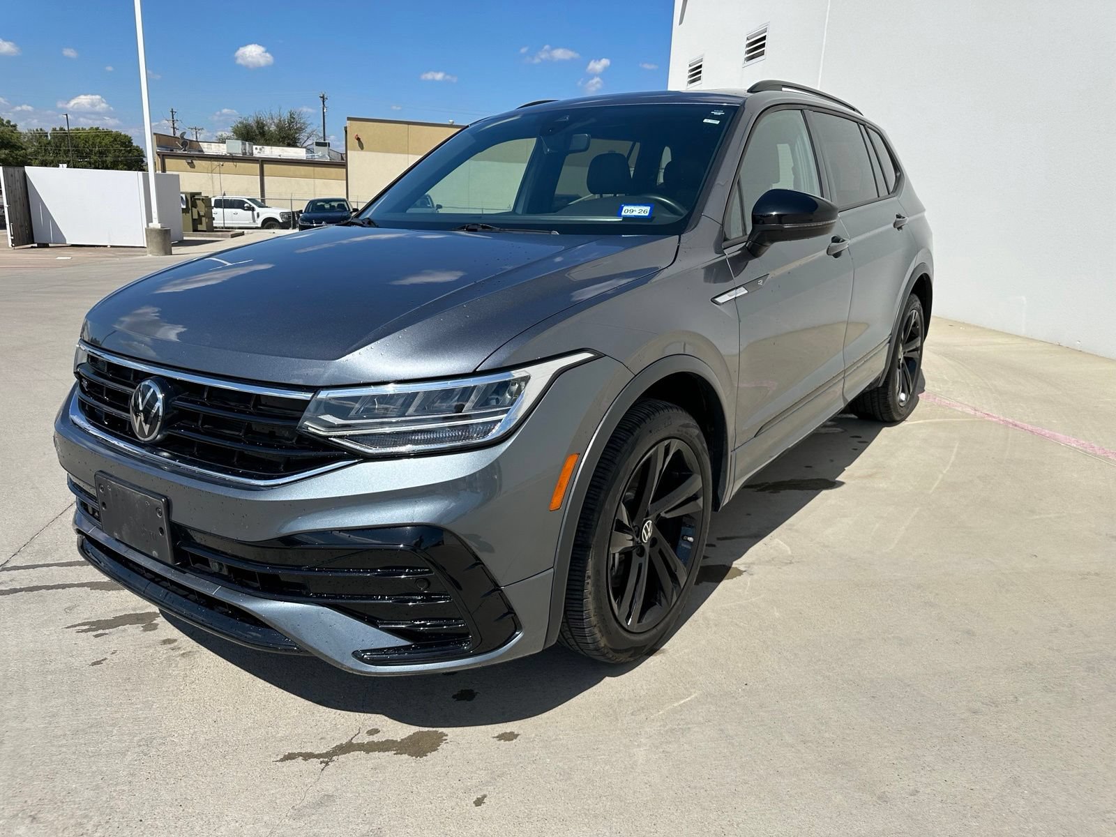 Used 2024 Volkswagen Tiguan SE R-Line w/ MDO Package, Three-Row FWD image 3