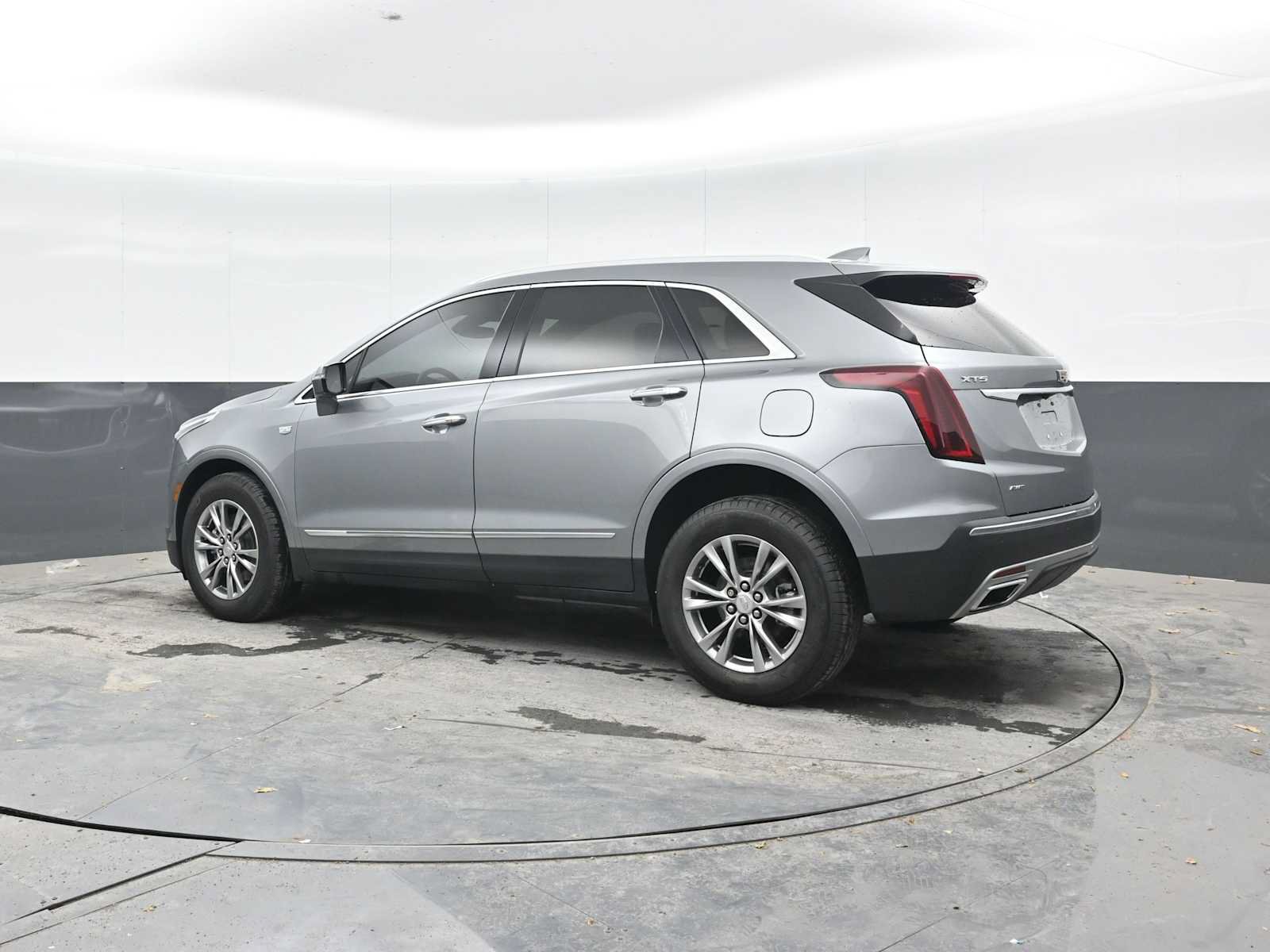 Used 2023 Cadillac XT5 Premium Luxury AWD/4WD image 2