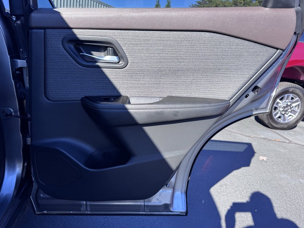 Used 2022 Nissan Rogue SV image 27