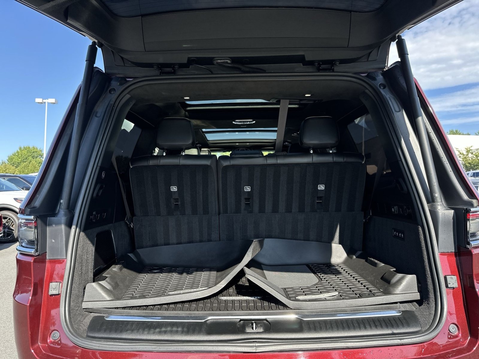 Used 2022 Jeep Grand Wagoneer Series III w/ Rear Seat Video Group 1 AWD/4WD image 28