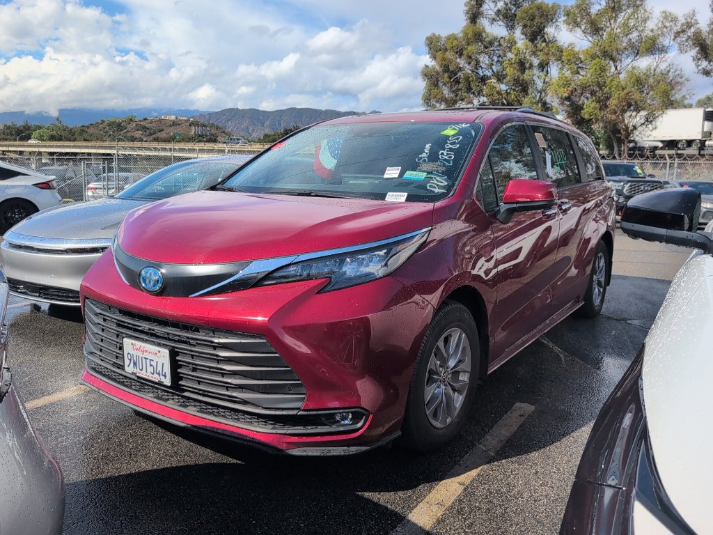 Used 2025 Toyota Sienna XLE w/ XLE Plus Package FWD image 1