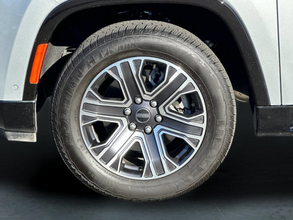 Used 2025 Jeep Wagoneer 4WD image 37