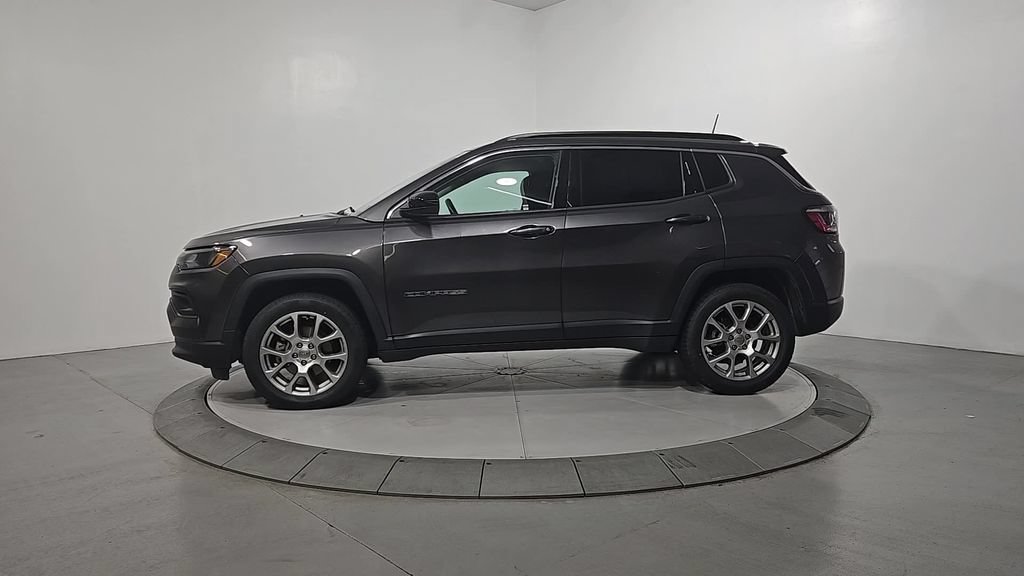 Used 2022 Jeep Compass Latitude w/ Mopar Graphics Package AWD/4WD image 2