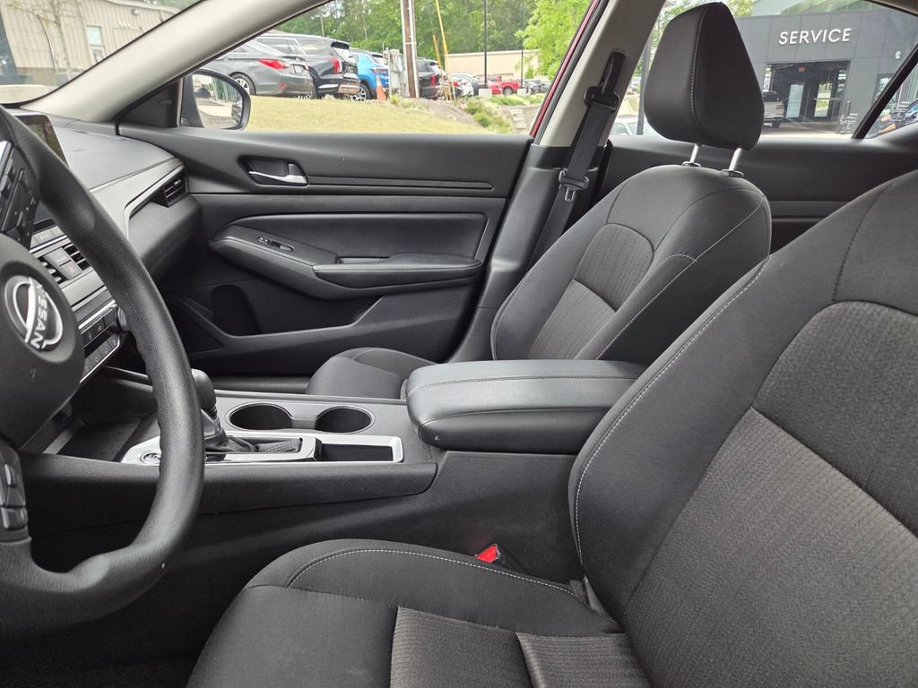 Used 2025 Nissan Altima 2.5 SV FWD image 3