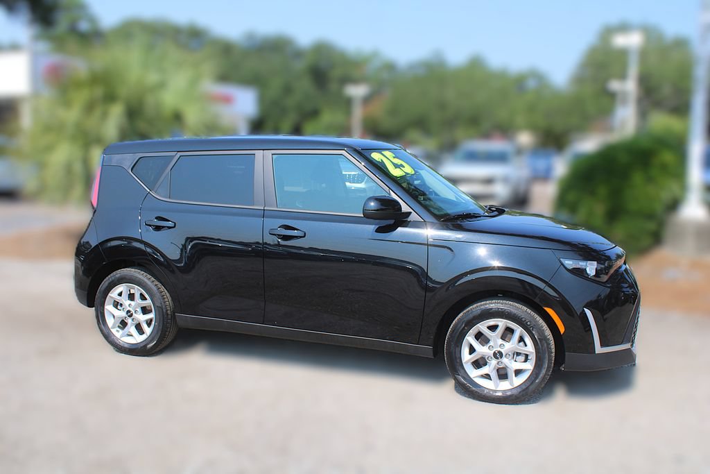 Certified 2025 Kia Soul LX w/ LX Technology Package FWD image 4